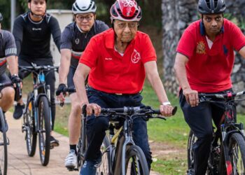 DR. Mahathir Mohamad menyambut ulang tahun kelahiran ke-100 pada hari ini.