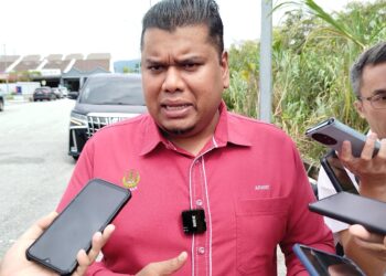 MUHAMAD Arafat Varisai Mahamad ditemui pemberita ketika meninjau lokasi berlaku banjir di Tanjung Rambutan, Ipoh hari ini. - UTUSAN