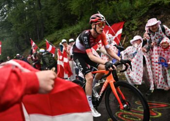 TYHMEN Arensman memintas juara dunia Tadej Pogacar dengan kelebihan dua saat pada perlumbaan Tour de France peringkat ke-19 di La Plagne, hari ini. - AFP