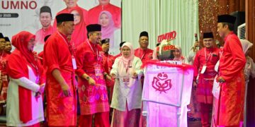 ASYRAF Wajdi Dusuki (tiga dari kiri) merasmikan Mesyuarat Perwakilan UMNO Bahagian Hulu Terengganu di Akademi Binaan Malaysia (ABM), Kampung Jenagor, Kuala Berang, Terengganu. -UTUSAN/PUQTRA HAIRRY