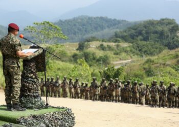 MUHAMMAD Hafizuddeain Jantan berucap pada penutup Eksesais Keris Strike 2025 di Lenggong hari ini. - UTUSAN/MUHAMAD NAZREEN SYAH MUSTHAFA