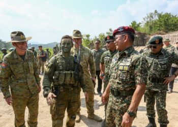 MUHAMMAD Hafizuddeain Jantan (kanan) bersama anggota tentera yang menyertai Eksesais Keris Strike 2025 di Lenggong hari ini. - UTUSAN/MUHAMAD NAZREEN SYAH MUSTHAFA