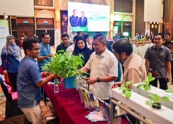 AZMAN Ibrahim (tengah)  ketika melawat  reruai pameran selepas Majlis Peluncuran Laporan Interim Banci Pertanian di Taman Tamadun Islam, Kuala Terengganu, Terengganu hari ini. - UTUSAN/PUQTRA HAIRRY