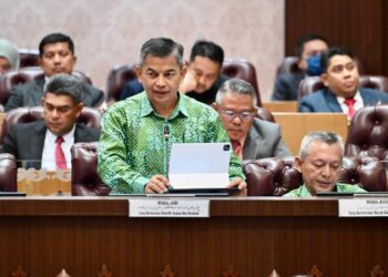 AZMAN Ibrahim menjawab soalan pada Mesyuarat Kedua Penggal Persidangan Ketiga Dewan Undangan Negeri (DUN) Kelima Belas di Wisma Negeri, Kuala Terengganu, Terengganu.