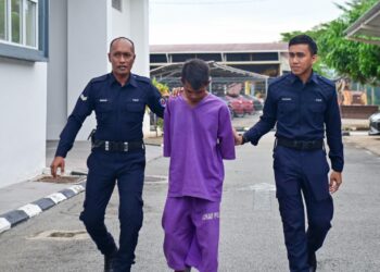 AZRIE Yazid (tengah) dibawa keluar dari Mahkamah Majistret Besut, Terengganu. -UTUSAN/PUQTRA HAIRRY