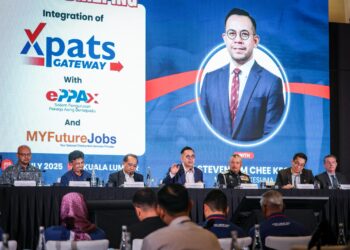 ZAKARIA Shaaban (tiga dari kanan) bersama Menteri Sumber Manusia, Steven Sim Chee Keong pada Taklimat Integrasi Xpats Gateway di Sofitel Kuala Lumpur. - UTUSAN/MUHAMAD IQBAL ROSLI