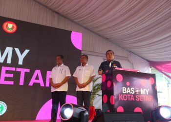ANTHONY Loke Siew Fook bersama Menteri Dalam Negeri, Datuk Seri Saifuddin Nasution Ismail dan Pengerusi Jawatankuasa Pengangkutan Kedah, Dzowahir Ab. Ghani ketika melancarkan Program SBST Kota Setar atau Bas.My Kota Setar di Alor Setar.