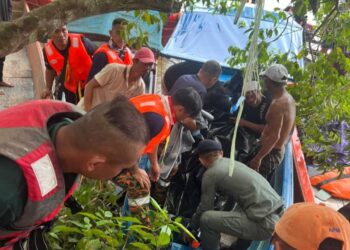 ANGGOTA SAR mengangkat mayat mangsa yang dijumpai kira-kira pukul 2.28 petang tadi.