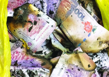 Sebahagian daripada wang RM100 yang dibakar oleh suspek kes rasuah bagi melupuskan bahan bukti.