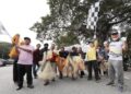 MOHD.  Ghazali A. Manap (kanan) dan Teh Kok Lim (dua dari kanan) semasa  perasmian Aktiviti Pembersihan Sungai sempena Program Grand Prix Memburu Ikan Asing Negeri Perak Siri di Ipoh, Perak hari ini. - UTUSAN/FADZIL ZAINOL