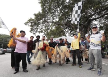 MOHD.  Ghazali A. Manap (kanan) dan Teh Kok Lim (dua dari kanan) semasa  perasmian Aktiviti Pembersihan Sungai sempena Program Grand Prix Memburu Ikan Asing Negeri Perak Siri di Ipoh, Perak hari ini. - UTUSAN/FADZIL ZAINOL