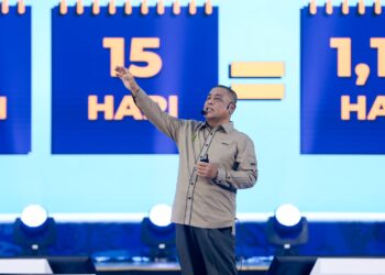 SAARANI Mohamad ketika Pembentangan Laporan Kemajuan Tahun Ketiga Pelan Perak Sejahtera 2030 di Kolej Kemahiran Tinggi Mara, Lenggong, Perak, semalam. – UTUSAN/MUHAMAD NAZREEN SYAH MUSTHAFA