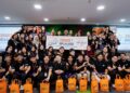 JAWAHAR Ali Ameer Ali (tengah), bergambar bersama peserta pada Majlis Penutup dan Penganugerahan Program Fun(d) For Life Edisi Uni, di Hotel Olympic Malaysia. - UTUSAN/SHIDDIEQIIN ZON