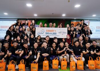 JAWAHAR Ali Ameer Ali (tengah), bergambar bersama peserta pada Majlis Penutup dan Penganugerahan Program Fun(d) For Life Edisi Uni, di Hotel Olympic Malaysia. - UTUSAN/SHIDDIEQIIN ZON