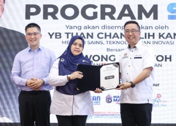 CHANG Lih Kang (kanan) menyerahkan sijil watikah pelantikan saintis padanan sekolah kepada Pengetua Sekolah Menengah Kebangsaan Tiara Permai, Noraihan Mohamad (tengah) pada majlis Peluncuran Program STI 1003 di Sekolah Menengah Kebangsaan Tiara Permai di sini hari ini. - UTUSAN/FARIZ RUSADIO