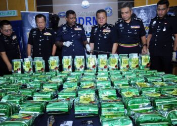 HUSSEIN (tiga kiri) bersama-sama Pesuruhjaya Polis Sarawak, Datuk Mancha Ata dan yang lain menunjukkan dadah yang dirampas.