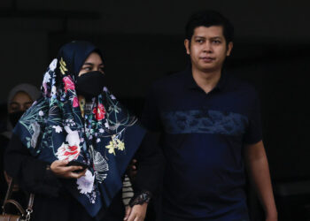 ZAIM Ikhwan Zahari dan Ismanira Abdul Manaf hadir bagi menyambung
perbicaraan kes pengabaian Zayn Rayyan Abdul Matin di Mahkamah
Sesyen, Petaling Jaya, Selangor semalam. – UTUSAN/SHIDDIEQIIN ZON