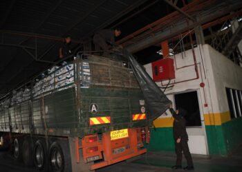 LORI membawa beras putih import yang disyaki diseludup dari Thailand dirampas dalam operasi di Jalan Raya Timur-Barat (JRTB) berhampiran Hentian Sungai Lebey dekat Gerik, semalam. - UTUSAN