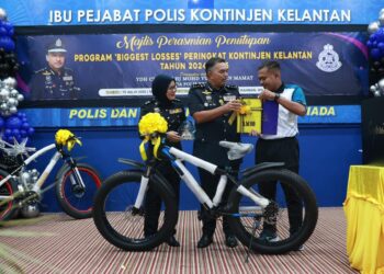 MOHD. Ali Tamby (tengah) menyampaikan hadiah kepada pemenang Biggest Losses Peringkat Kontinjen Kelantan di Kota Bharu, Kelantan. - UTUSAN/KAMARUL BISMI KAMARUZAMAN