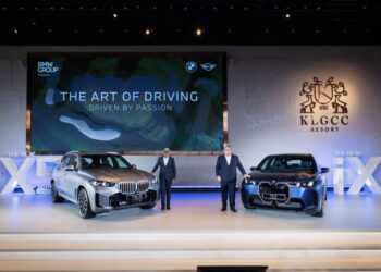 BENJAMIN Nagel (kanan) bersama satu daripada varian BMW iX ketika majlis pelancaran di sini, hari ini.