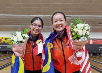 QURRATU AIN Izdihar Mohd Pozi (kanan) bersama Adelia Nur Irwan Syazalee memenangi pingat emas dalam acara beregu wanita pada Kejohanan Boling Remaja Asia ke-24 di Doha, Qatar, semalam. - IHSAN MTBC