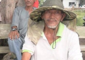 MADIHI ketika menceritakan kisahnya menyelamat mangsa bot karam di Pantai Belawai.