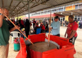 NIK Soh Yaacoub (dua dari kanan) mengacau bubur asyura sempena Program Kacau Asyura Perdana JKR Kelantan 2025 di pejabat JKR Kota Bharu, Kelantan. -  UTUSAN/ ROSLIZA MOHAMED