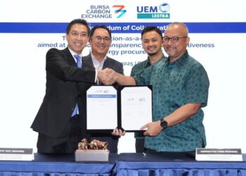 FAD’L Mohamed (kiri) dan Harman Faiz Habib Muhamad ketika sesi pertukaran Memorandum Kolaborasi (MoC) di Bursa Malaysia hari ini.