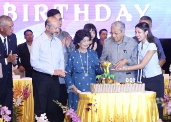 DR. MAHATHIR Mohamad bersama isteri, Tun Dr. Hasmah Mohamad Ali hadir pada sambutan ulang tahun ke-100 bekas Perdana Menteri, Tun Dr Mahathir Mohamad di Palace of Golden Horses di sini hari ini. - UTUSAN/FARIZ RUSADIO