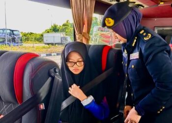 NORAINI Mohd Nawi (kanan) melakukan pemeriksaan semasa Ops Khas Pemakaian Tali Pinggang Keledar di Terminal Perlis Sentral, Kangar, Perlis, hari ini. -UTUSAN/ASYRAF MUHAMMAD