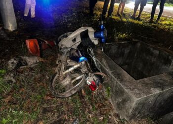 Keadaan motosikal Mohd Zulshahriel yang terlibat kemalangan di Kampung Gong Medang, Besut malam tadi.