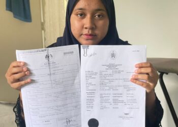 NUR Amylia Zulaikha Mohd Faiza menunjukkan dokumen kelahiran dan penceraian bapa dan ibunya di Kampung Pulau Serai, Dungun di Terengganu.
