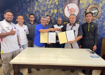HAIRULANUAR Yahaya (empat dari kiri) bersama Mohd Salim Tofel Mohamad (dua dari kanan) bersalaman sambil disaksikan Azahar Hassan (tengah) selepas menandatangani MoU bagi menyertai Piala Emas Raja-Raja 2025 pada Oktober depan. -UTUSAN/IZLIZAN OTHMAN