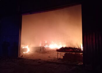 KILANG peralatan plastik musnah dalam kebakaran di Jalan Budiman, Taman Putra Budiman, Petaling Jaya, awal pagi tadi.