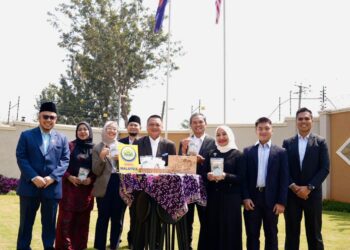 TUANKU Syed Faizuddin Putra Jamalullail (lima dari kiri) dan Tuanku Dr Hajah Lailatul Shahreen Akashah Khalil (tiga dari kanan) berkenan bergambar bersama semasa mengadakan lawatan ke Suruhanjaya Tinggi Malaysia di Nairobi sempena Safar Ilmi MAIPs 2025 di negara berkenaan.-UTUSAN