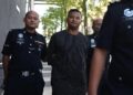 CEO Batu ketika dibawa ke Mahkamah Sesyen Ampang di sini hari ini. UTUSAN/SYAKIR RADIN