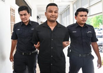 PEMPENGARUH, CEO Batu yang didakwa atas pertuduhan memiliki gambar lucah dalam telefon bimbit ketika dihadapkan ke Mahkamah Majistret Selayang di sini hari ini. - UTUSAN/SYAKIR RADIN