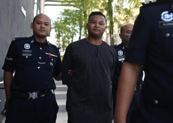 CEO Batu ketika dibawa ke Mahkamah Sesyen Ampang di sini hari ini. UTUSAN/SYAKIR RADIN
