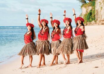 TARIAN dan pakaian tradisional masyarakat Chamorro.
