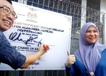 CHANG Lih Kang menandatangani plak pelancaran HyPEReactor di Kampung Orang Asli Pos Tibang, Slim River, Tanjung Malim semalam. - UTUSAN