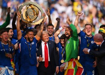 PEMAIN Chelsea meraikan kejayaan mereka memenangi Piala Dunia Kelab sambil diperhatikan Presiden Amerika Syarikat, Donald Trump (tengah). - AFP
