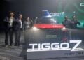 MICHAEL Chew (dua kiri) bersama Timbalan Ketua Pegawai Eksekutif Institut Automotif, Robotik dan IoT Malaysia (MARii), Nizmar Mohd Nazar (dua,kanan) pada majlis pelancaran model teknologi super hibrid dan pratonton model Chery Tiggo 7 dan Tiggo 8 di MITEC, semalam.