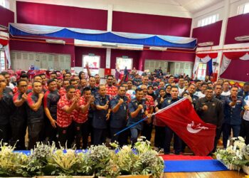 FARHAN Sufyan Borhan (tengah) bersama barisan pemain Kontinjen Pasukan Bomba Kelantan Sempena Perhimpunan Bulan JBPM di Ibu Pejabat Balai Bomba dan Penyelamat Kelantan di Tunjung, Kota Bharu, Kelantan. - UTUSAN/ ROSLIZA MOHAMED