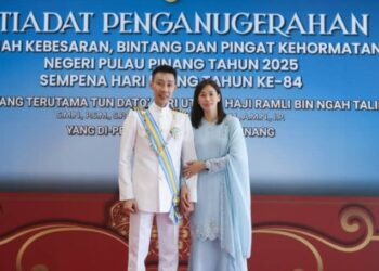 Lee Chong Wei dan isteri, Datin Seri Wong Mew Choo menerima kurniaan Darjah Gemilang Pangkuan Negeri (DGPN) daripada Yang Dipertua Negeri Pulau Pinang, Tun Ramli Ngah Talib di George Town, Pulau Pinang, semalam.
