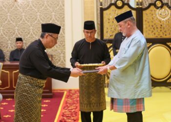 SULTAN Ibrahim berkenan mengurniakan surat pelantikan Ketua Hakim Negara kepada Wan Ahmad Farid di Istana Negara.-FACEBOOK SULTAN IBRAHIM