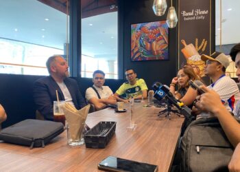 PETER Cklamovski ketika sesi santai minum petang bersama wakil-wakil media di Petaling Jaya, hari ini.