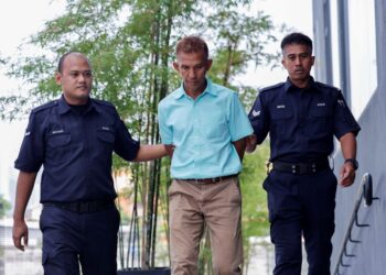 BEKAS pelumba berbasikal kebangsaaan, Nor Effandy Rosli, 58, ketika hadir ke Mahkamah Sesyen Ampang hari ini bagi menghadapi satu pertuduhan melakukan amang seksual fizikal terhadap pelatihnya yang merupakan seorang remaja perempuan berusia 15 tahun, di sebuah stor simpanan basikal, tahun lalu, di Mahkamah Sesyen Ampang, di sini hari ini. Foto: SHIDDIEQIIN ZON