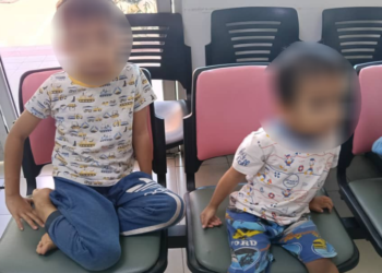 DUA beradik berusia tiga dan enam tahun yang diselamatkan orang awam selepas dipercayai keluar dari rumah pengasuh tanpa pengetahuan.