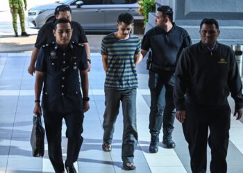 IZAT Saini@Zaini dibawa ke Mahkamah Majistret Kuala Lumpur hari ini bagi berdepan pertuduhan melibas parang kepada anggota polis di Desa Pandan, Selasa lalu. - UTUSAN/SYAKIR RADIN