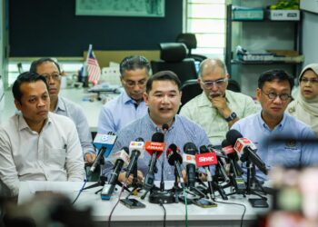 RAFIZI Ramli (tengah) bersama Ahli Parlimen PKR dalam sidang akhbar mengenai isu institusi kehakiman, reformasi dan kekosongan jawatan Ketua Hakim Negara di Pusat Khidmat Rakyat Parlimen Subang, Puchong Jaya di sini, hari ini. - UTUSAN/MUHAMAD IQBAL ROSLI